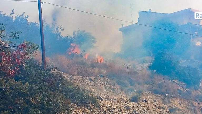 Κρήτη: Ανεξέλεγκτη η φωτιά στο Λασίθι - Εκκενώθηκαν 4 οικισμοί - 74χρονος υπέστη εγκαύματα, 4 τραυματίες - Ζημιές σε σπίτια [Εικόνες - Βίντεο]