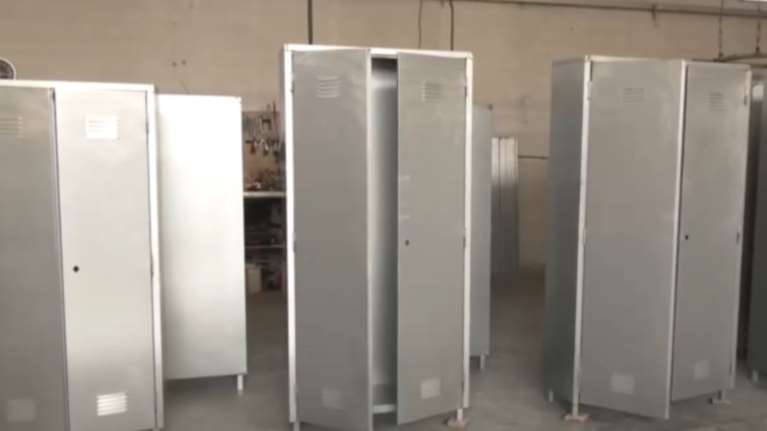 Έτσι θα είναι τα ντουλάπια στα σχολεία για να κλειδώνουν τα κινητά τους οι μαθητές [βίντεο]