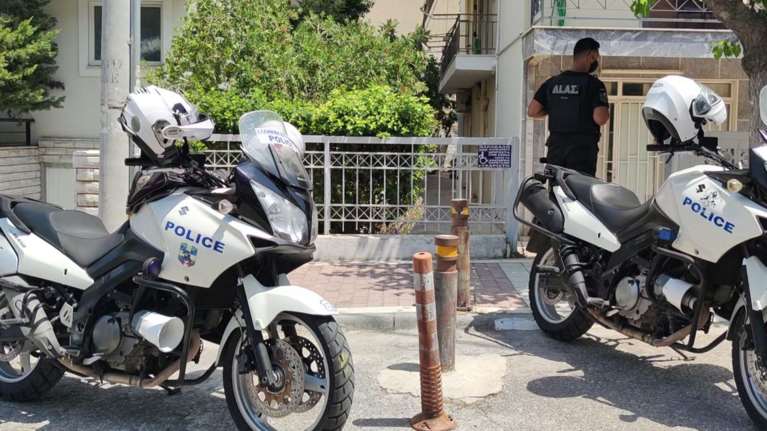 Άγριο έγκλημα στη Δάφνη: Σκότωσε με μαχαίρι τη γυναίκα του γιατί τη ζήλευε - Οι πρώτες εικόνες