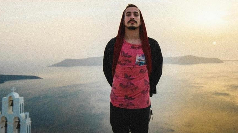 Τραγωδία για τον γνωστό δημοσιογράφο Αργύρη Ντινόπουλο: Βρέθηκε νεκρός στο διαμέρισμά του στα Εξάρχεια ο γιος του