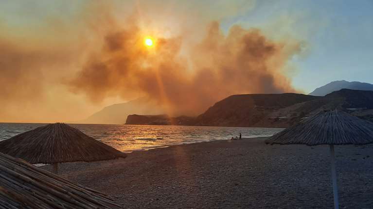 Ανεξέλεγκτες οι φωτιές στο Ρέθυμνο: Μήνυμα 112 για εκκένωση του Μέλαμπες - Γιατί δεν επιχειρούν τα Canadair