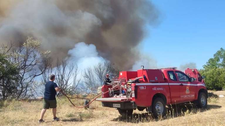 Εκτός ελέγχου η φωτιά στην Ηλεία: Τραυματίστηκε πυροσβέστης – Απομακρύνονται κάτοικοι με λεωφορεία [εικόνες - βίντεο]