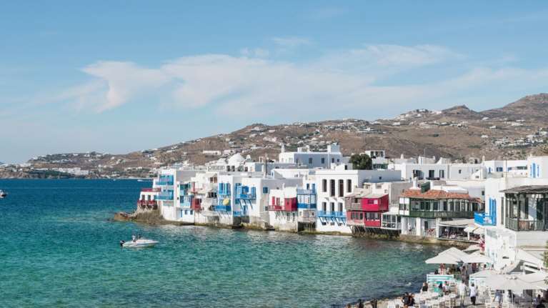 Το δύσκολο καλοκαίρι της Μυκόνου: Πτώση σε αφίξεις, καταλύματα και εστίαση