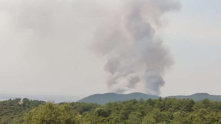 Φωτιά στον Πολύγυρο Χαλκιδικής: Επιχειρούν εναέρια μέσα - Δεν απειλούνται σπίτια