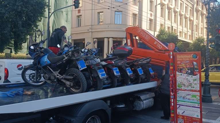 Ο δήμος Αθηναίων και η Τροχαία μαζεύουν παράνομα σταθμευμένα μηχανάκια από το κέντρο της πόλης [εικόνες]