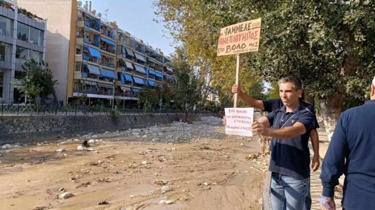 Βόλος: Με πλακάτ "υποδέχτηκαν" τον Σωκράτη Φάμελλο - "Είσαι ανεπιθύμητος" [εικόνες - βίντεο]