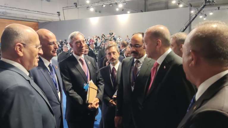 Σε πηγαδάκι ο Δένδιας με τον Ερντογάν και τον Τσαβούσογλου- Στο περιθώριο της Συνόδου του ΝΑΤΟ