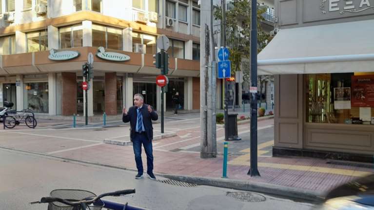 Epic: Αντιδήμαρχος στη Λάρισα κάνει τον τροχονόμο επειδή... χάλασαν τα φανάρια [εικόνες]