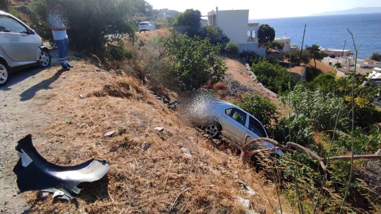 Σύρος: Σταμάτησαν να δουν τη θέα, τους τράκαραν και έπεσαν στον γκρεμό