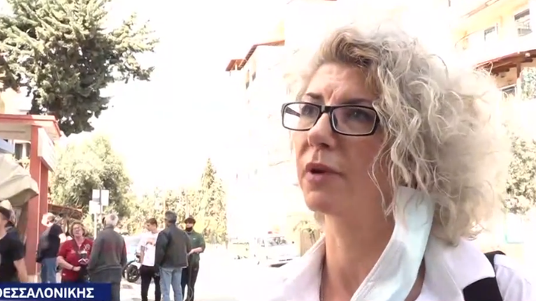 Θεσσαλονίκη: Συνελήφθη η μητέρα του μαθητή που αρνείται το self test για τον γιο της - Είχε αναρτήσει &quot;εμπρηστικό&quot; κείμενο