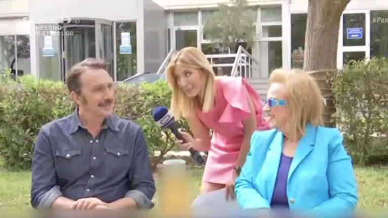 Ματίνα Παγώνη: Viral η εμφάνισή της στην ΕΡΤ – Έκανε παρατήρηση στον Ρένο Χαραλαμπίδη για το μουστάκι του [βίντεο]