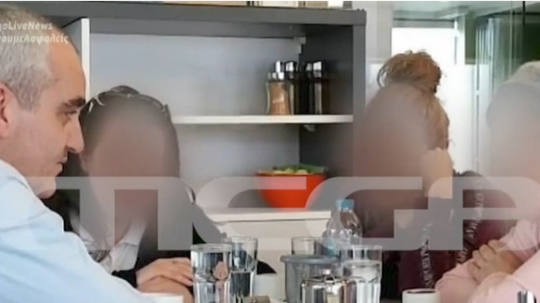 Νέα αποκάλυψη: Φωτογραφία ντοκουμέντο με τον ψευτογιατρό να &quot;ψαρεύει&quot; θύματα σε καφέ