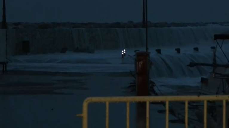 Τραγωδία στο Παράλιο Άστρος: Νεκρός ο λιμενικός που τον παρέσυραν τα κύματα - Προσπαθούσε να δέσει σκάφος