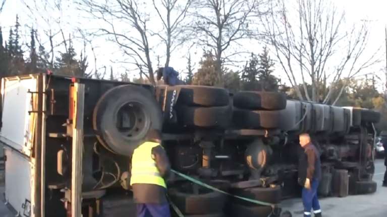 Καραμπόλα έξι αυτοκινήτων και ενός φορτηγού στη λεωφόρο Αθηνών - Πώς σημειώθηκε το τροχαίο