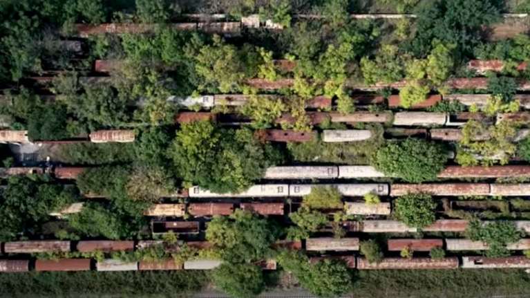 Ένα από τα μεγαλύτερα νεκροταφεία τρένων στον κόσμο δίπλα στη Θεσσαλονίκη [βίντεο]