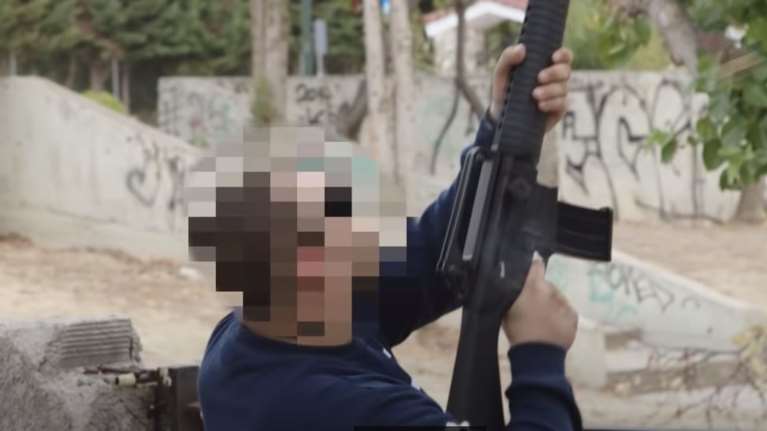 Συνελήφθη φίλος του ράπερ Rack Bronx: Εμφανίζεται σε ντοκιμαντέρ του Vice να πυροβολεί έξω από σπίτι με καλάσνικοφ [Βίντεο]