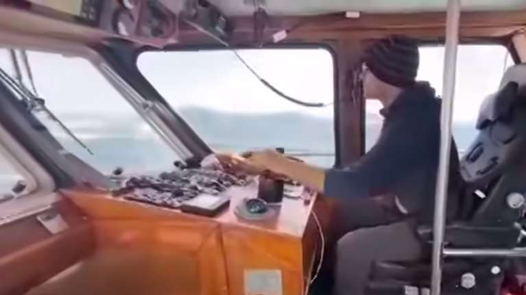 &quot;Παλεύουμε με τα κύματα&quot;: Η προσπάθεια σκάφους που έσπευσε για να διασώσει τον 29χρονο πιλότο του F-16 [βίντεο]