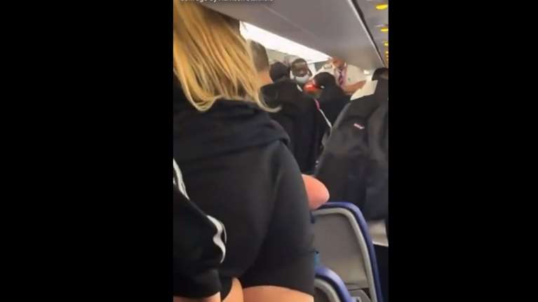 Αγριο ξύλο σε αεροπλάνο στην Κρήτη: Μεθυσμένοι Βρετανοί χτύπησαν με μπουνιές ακόμα και τον πιλότο [Βίντεο]