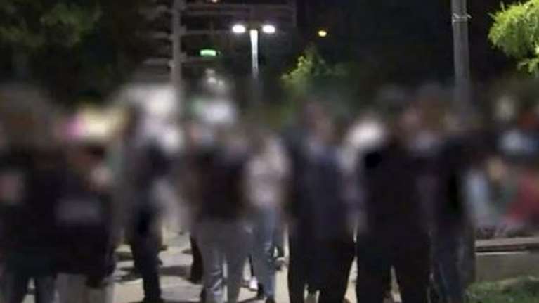 Νέα βίντεο: Συνωστισμός στις πλατείες της Αθήνας τη νύχτα με take away ποτά και κοκτέιλ - Χωρίς αποστάσεις