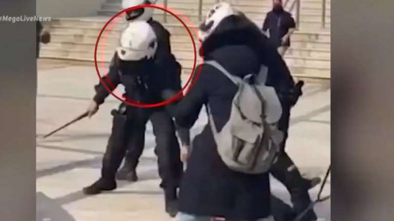 Ν. Σμύρνη: &quot;Ήμουν εξοργισμένος, αλλά δεν προκάλεσα κανέναν - Θα κινηθούμε νομικά κατά των αστυνομικών&quot; [Βίντεο]