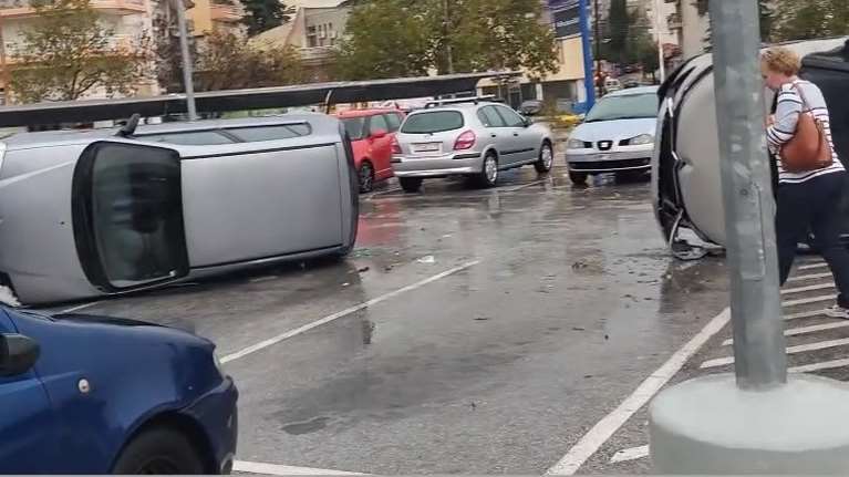 Στη δίνη της κακοκαιρίας: Ανεμοστρόβιλος αναποδογύρισε ΙΧ στη Ξάνθη - Ακινητοποιήθηκε τρένο στις Αφίδνες [εικόνες-βίντεο]