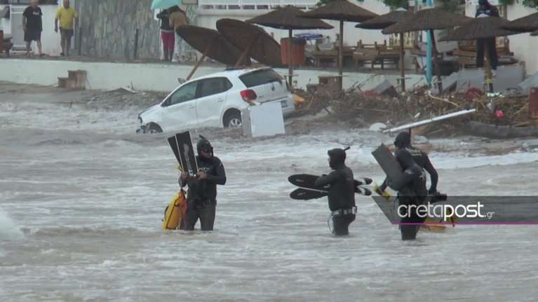 Φονική κακοκαιρία στην Κρήτη: Μητέρα δύο παιδιών η 50χρονη αγνοούμενη - Δύτες και drone συνεχίζουν τις έρευνες [Εικόνες, βίντεο]