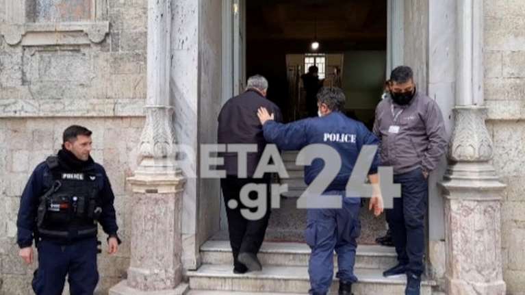Κρήτη: Προφυλακίστηκε ο 62χρονος για τον άγριο ξυλοδαρμό της γυναίκας του - &quot;Κουβεντιάζαμε&quot; ισχυρίζεται ο δράστης