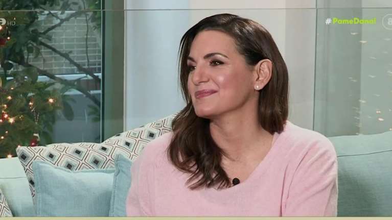 Όλγα Κεφαλογιάννη - Μίνως Μάτσας: Άνοιξαν το φωτεινό σαλόνι τους με την εσωτερική σκάλα και το τζάκι