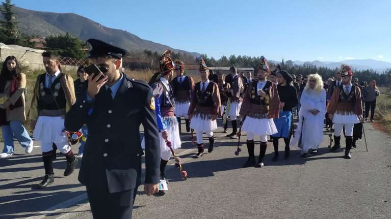 Κοζάνη: Ξεσήκωσαν τα χωριά οι ξακουστοί Μωμόγεροι - Το έθιμο που αναβίωσε και φέτος [Εικόνες - Βίντεο]