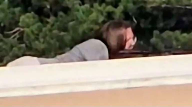 Νέο βίντεο από την απόπειρα δολοφονίας Τραμπ: Εβλεπαν τον 20χρονο στη στέγη και φώναζαν στους αστυνομικούς [βίντεο]