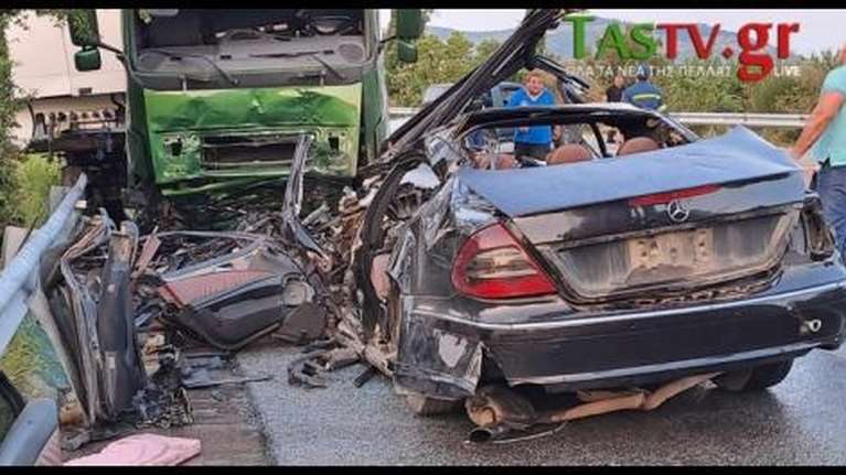 Σοκαριστικό τροχαίο στην Έδεσσα: 16χρονος μεταξύ των πέντε θυμάτων - To ΙΧ καρφώθηκε κάτω από νταλίκα
