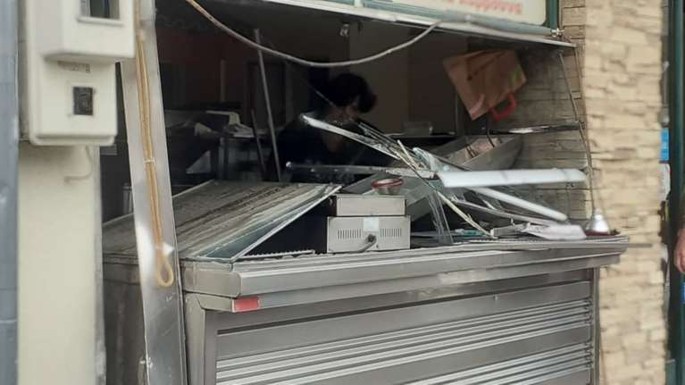 Έκρηξη σε ψητοπωλείο στον Βόλο: Στο νοσοκομείο με εκτεταμένα εγκαύματα ο ιδιοκτήτης [εικόνες - βίντεο]