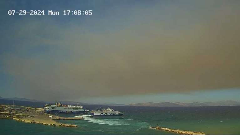 Απόκοσμο σκηνικό - Ο καπνός από τη φωτιά στην Εύβοια &quot;έπνιξε&quot; το λιμάνι της Ραφήνας