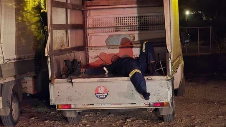 Συγκλονιστική εικόνα: Κατάκοπος πυροσβέστης ξεκουράζεται στην καρότσα αυτοκινήτου στην Πεντέλη