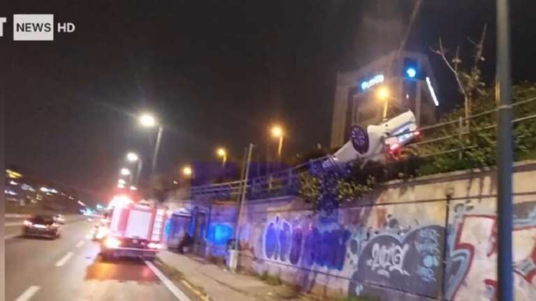 Σοβαρό τροχαίο στην Ηλιούπολη: Ανατράπηκε ΙΧ και κρεμόταν από τις προστατευτικές μπάρες [εικόνες]