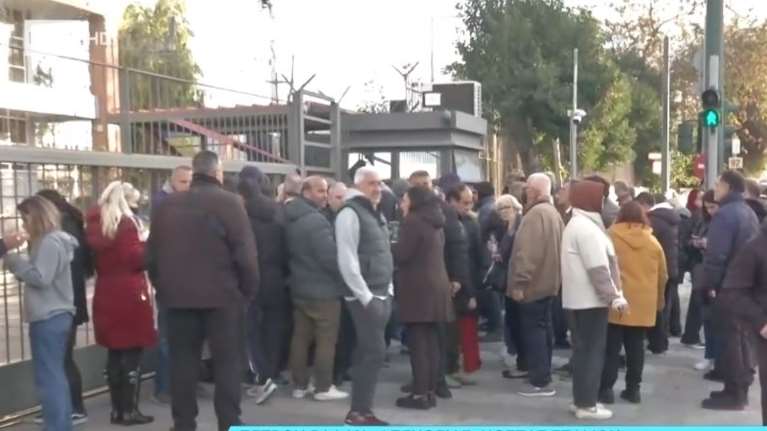 Εκατοντάδες συγγενείς έξω από το Αλλοδαπών μετά τις 424 προσαγωγές- Ανάμεσα στους κρατούμενους και 15χρονοι