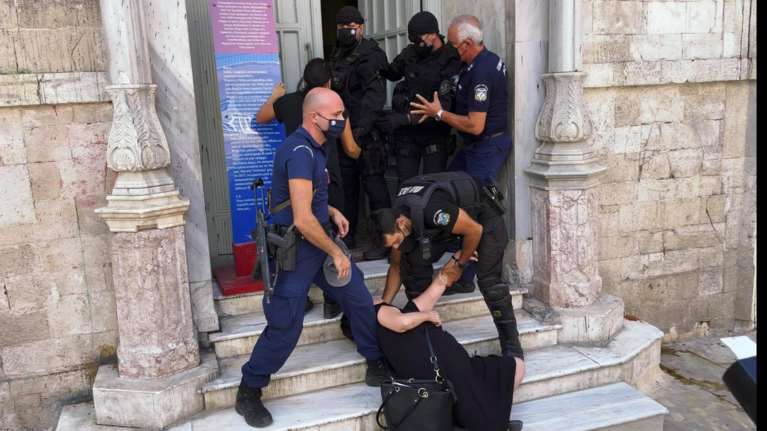 Εγκλημα στη Μεσαρά: Στον εισαγγελέα ο 27χρονος δολοφόνος του κτηνοτρόφου - Ένταση και λιποθυμίες [εικόνες - βίντεο]