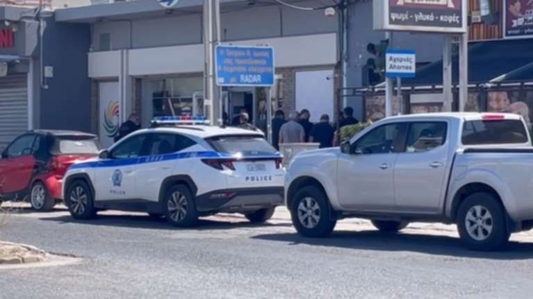 Μενίδι: Εισέβαλαν με ψεύτικα όπλα σε προποτζίδικο και η ιδιοκτήτρια τους κλείδωσε μέσα - Βίντεο από την έφοδο της ΕΛΑΣ