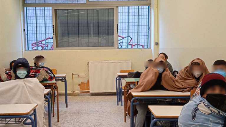 Καβάλα: Μαθητές γυμνασίου κάνουν μάθημα τυλιγμένοι σε κουβέρτες [εικόνες]