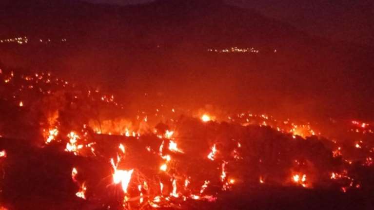Μαίνεται η φωτιά στο Ρέθυμνο: Κόπασαν οι άνεμοι – Στη μάχη και πάλι τα εναέρια μέσα [εικόνες - βίντεο]