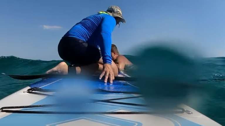 Άνδρας που έκανε SUP εντόπισε στην ανοιχτή θάλασσα και διέσωσε πατέρα και τα 2 παιδιά του [βίντεο]