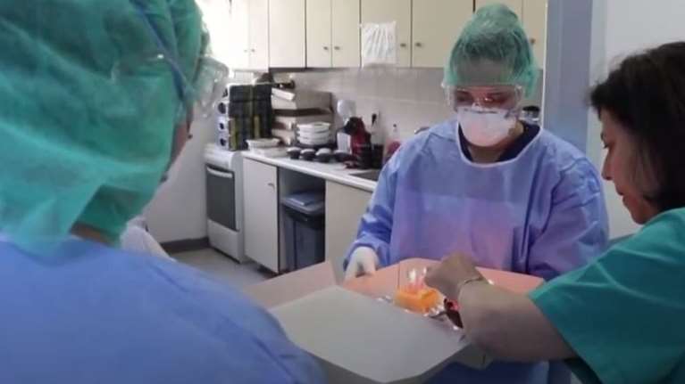 Αξέχαστα γενέθλια παρά τον κορονοϊό: Η τρυφερή έκπληξη γιατρών σε 64χρονη στο &quot;Σωτηρία&quot; [ Βίντεο]