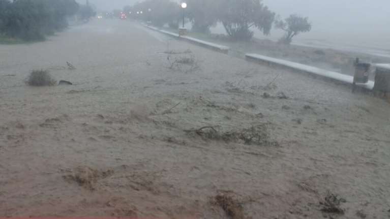 Χτυπάει την Κάρπαθο η κακοκαιρία: Πλημμύρισαν δρόμοι και το νοσοκομείο [εικόνες - βίντεο]