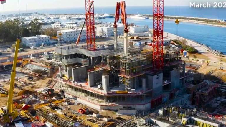 Ελληνικό - Riviera Tower: Ορατοί από τη λεωφόρο Ποσειδώνος οι πρώτοι όροφοι του πύργου