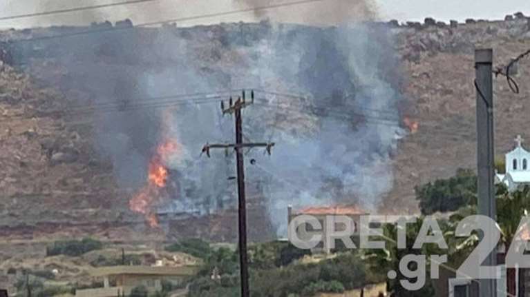 Φωτιά στην Κρήτη: Συναγερμός στην Πυροσβεστική - Η πυρκαγιά καίει κοντά σε σπίτια [Εικόνες]