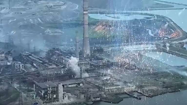 Αζοφστάλ: Καπνοί βγαίνουν από τις καμινάδες - Άγνωστο αν είναι από επίθεση των Ρώσων ή από το εσωτερικό [Βίντεο]