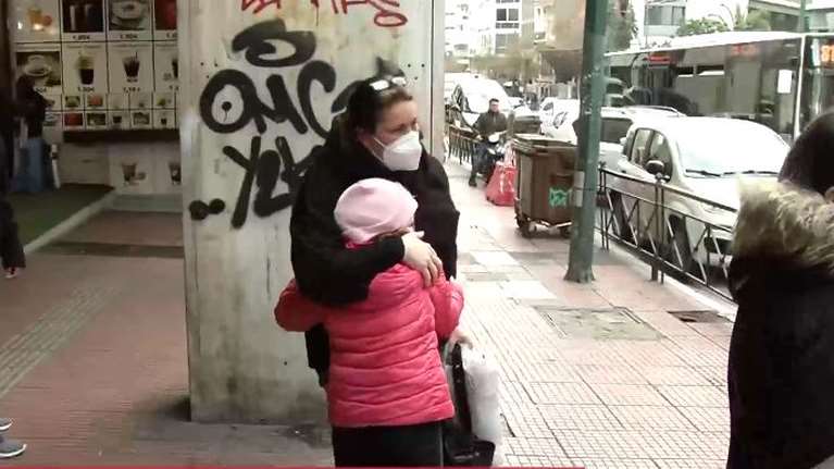 Στην Αθήνα έφθασαν οι πρώτοι 36 Ουκρανοί πρόσφυγες - Περπάτησαν 10χλμ για να γλιτώσουν [βίντεο]