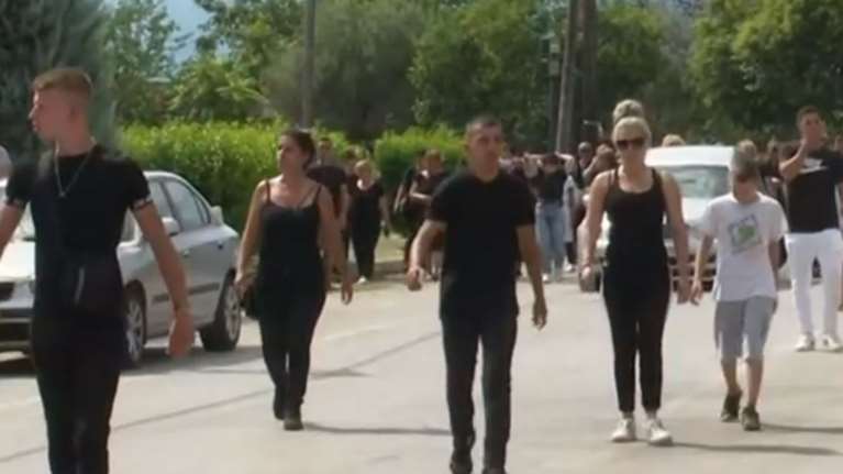 Περιστέρι: Ανείπωτη θλίψη και οργή στην κηδεία της 17χρονης που βρέθηκε νεκρή στο σπίτι της