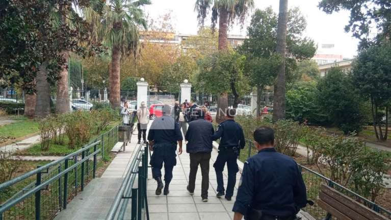 Λάρισα: &quot;Τη σκότωσα γιατί ήταν άπιστη&quot; - Ο 54χρονος συζυγοκτόνος μετά το φονικό… κοιμήθηκε στο περιπολικό [Βίντεο]