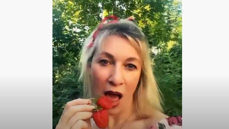 Μαρία Ζαχάροβα: Αντιδράσεις από το "πονηρό" και ειρωνικό βίντεο στο Telegram - Τρώει φράουλες με νάζι